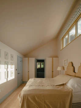 View of the new bedroom in the southern extension Alexander Hills Architects